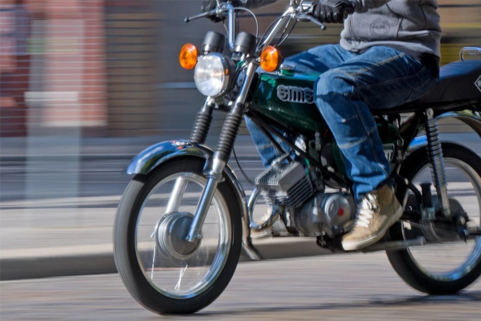 Der junge Simson-Fahrer muss sich wegen mehrerer Vergehen verantworten. (Symbolbild)