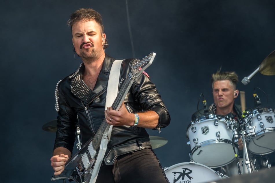 Royal Republic spielten gerade ihr Set auf dem Highfield, als plötzlich der komplette Ton ausfiel.