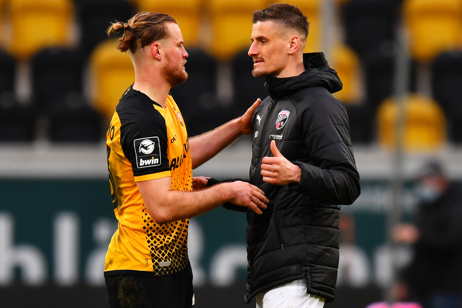 Zwei gebürtige Dresdner unter sich: Dynamo-Kapitän Sebastian Mai (27, l.) musste Ingolstadts Spielführer Stefan Kutschke (32) nach dem Schlusspfiff trösten.