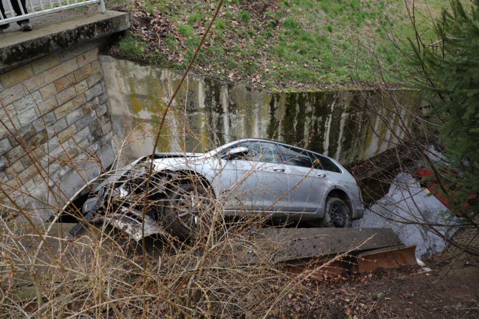 Der Golffahrer kam von der Straße ab und fuhr in den Poisenbach.