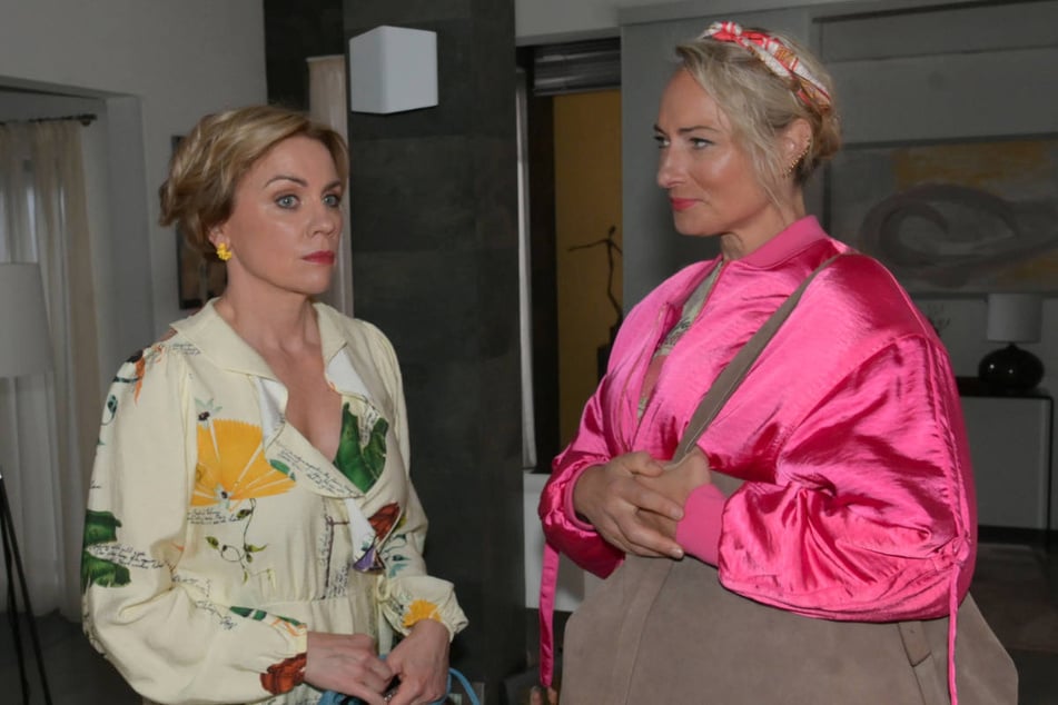 Maren (r.) ermutigt Yvonne, sich Gerner endlich als Vivian erkennen zu geben.