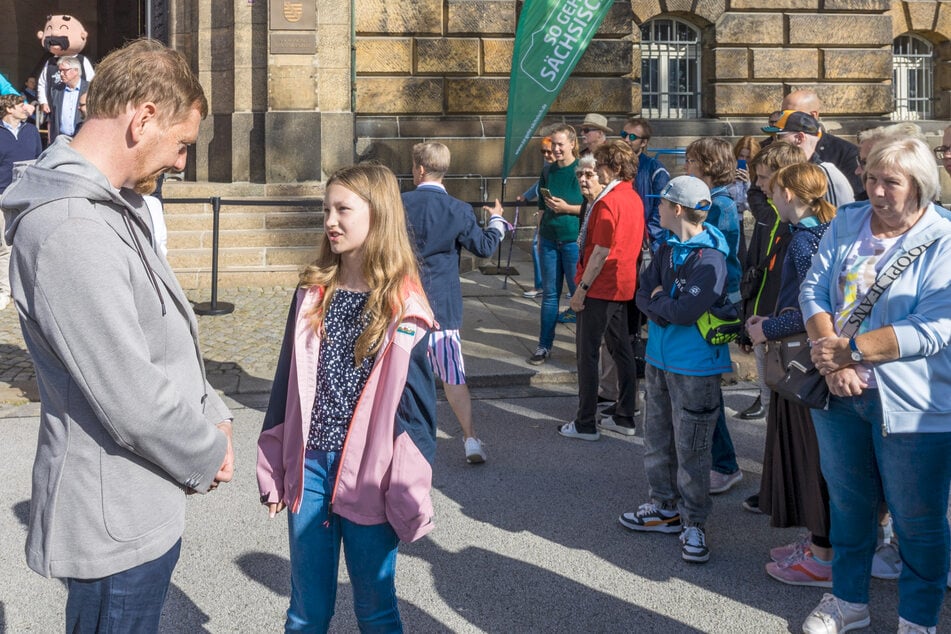 Vor der Staatskanzlei traf Emilia Förster (9) auf Sachsens Landesvater Michael Kretschmer (51, CDU), der ihr kurz darauf sein Büro zur Verfügung stellte.