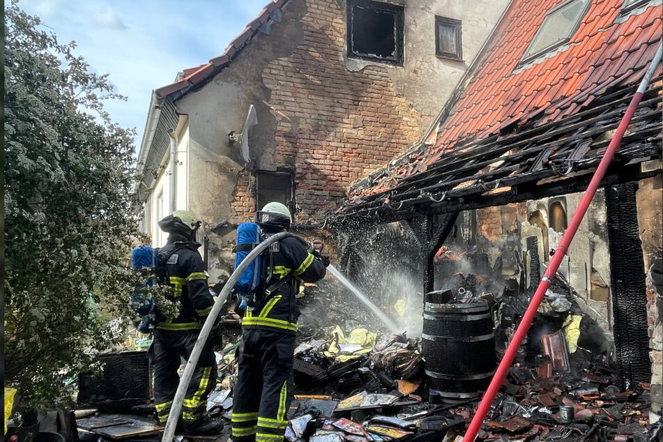 Feuer richtet in Halberstadt 100.000 Euro Schaden an: Anwohner muss ins Krankenhaus