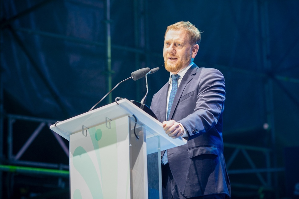 Und auch Sachsens Ministerpräsident Michael Kretschmer (50, CDU) sprach auf der Bühne.