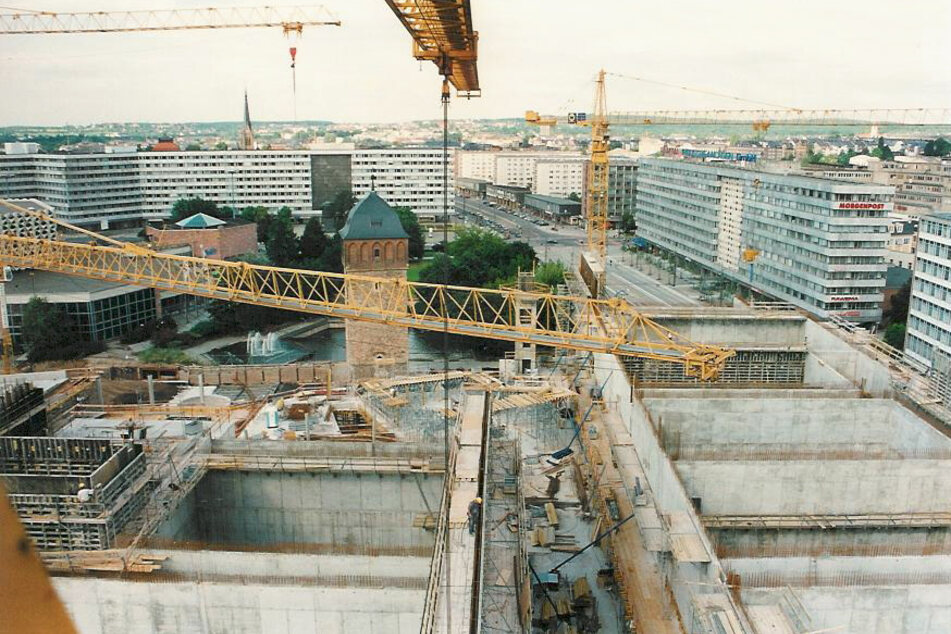 Ab 1998 wurde die Galerie Roter Turm gebaut. In dieser Bauphase konnte man einen Blick in die Kinosäle erhaschen.