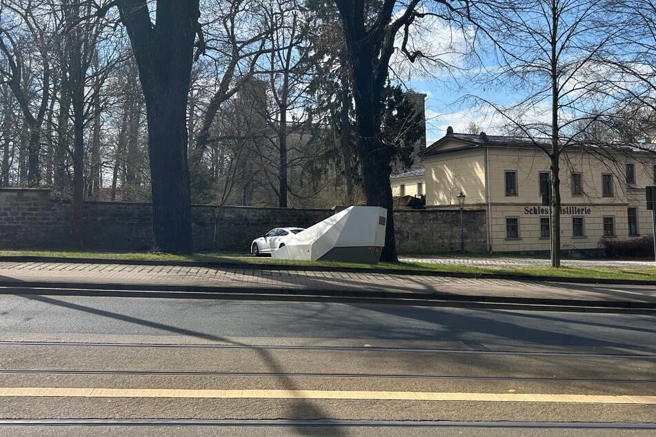 Im Hintergrund des Superblitzer-Standorts ist das Schloss Albrechtsberg in Dresden zu sehen.