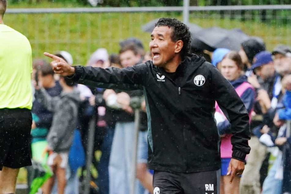 Ex-HSV-Trainer Ricardo Moniz (60), derzeit beim FC Zürich tätig, wurde von einem Spielervater mit einem Regenschirm beworfen.