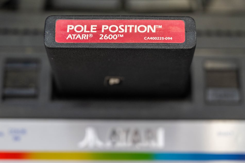 Ein ATARI 2600 mit dem Formel-1-Spiel "Pole Position" von 1983.