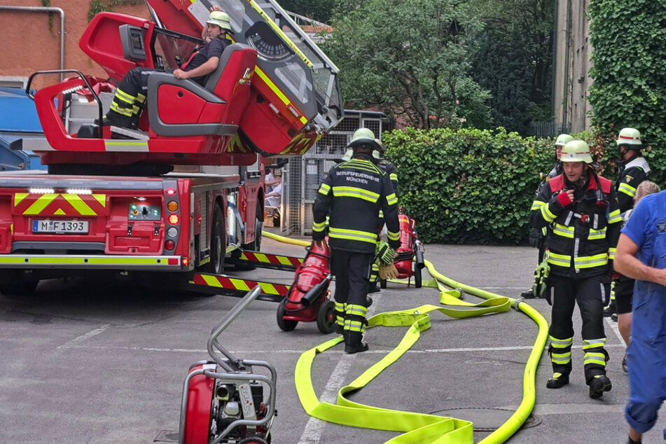 Der Einsatz der Feuerwehr in der Maxvorstadt zog sich vom Abend bis in den frühen Morgen.