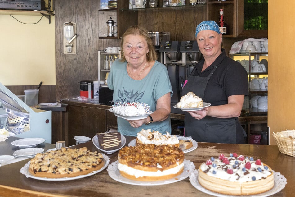 Ilo Hampel (78) und Tochter Sylke Hampel (52, r.) warten mit hausgebackenen Torten und Kuchen auf.