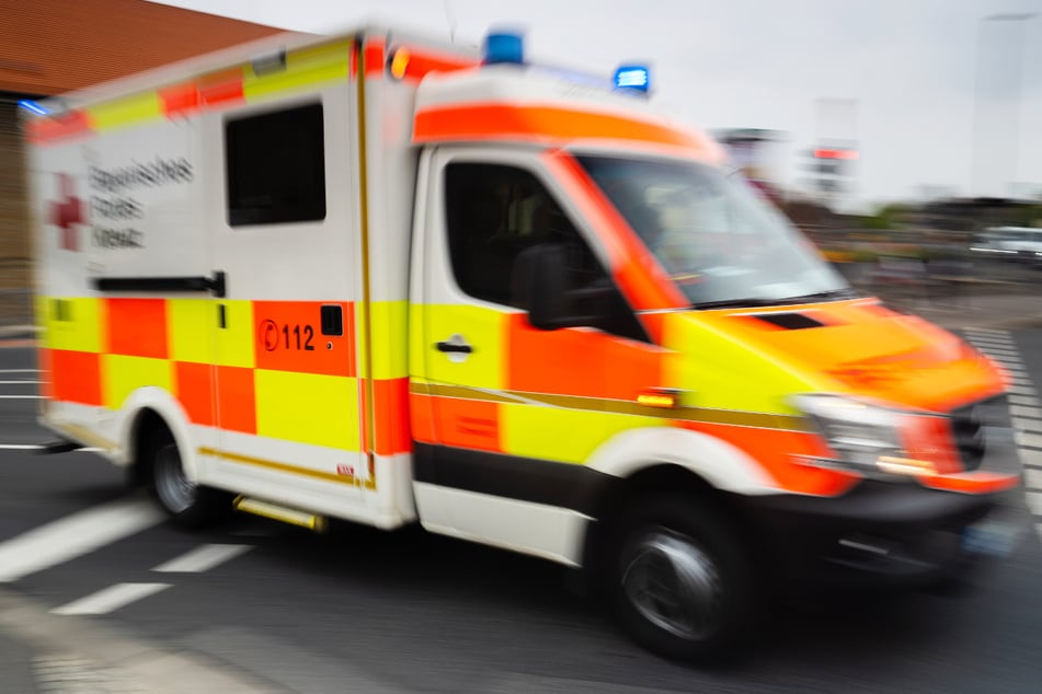 Die beiden Insassen des verunfallten Autos wurden in ein Krankenhaus gebracht. (Symbolbild)