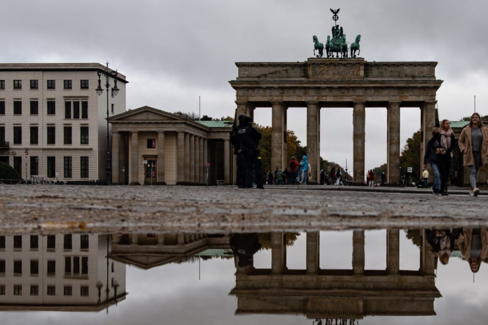 Nur wenige Menschen sind auf dem Pariser Platz am Brandenburger Tor unterwegs.