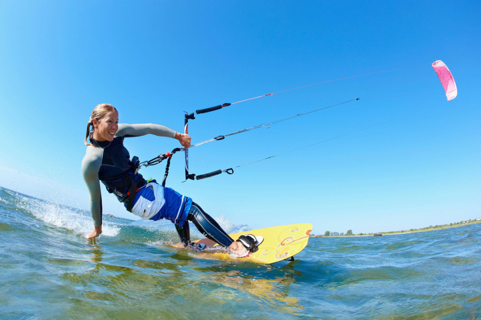 Segler und (Kite-)Surfer können sich auf dem Bärwalder See austoben (Symbolbild).