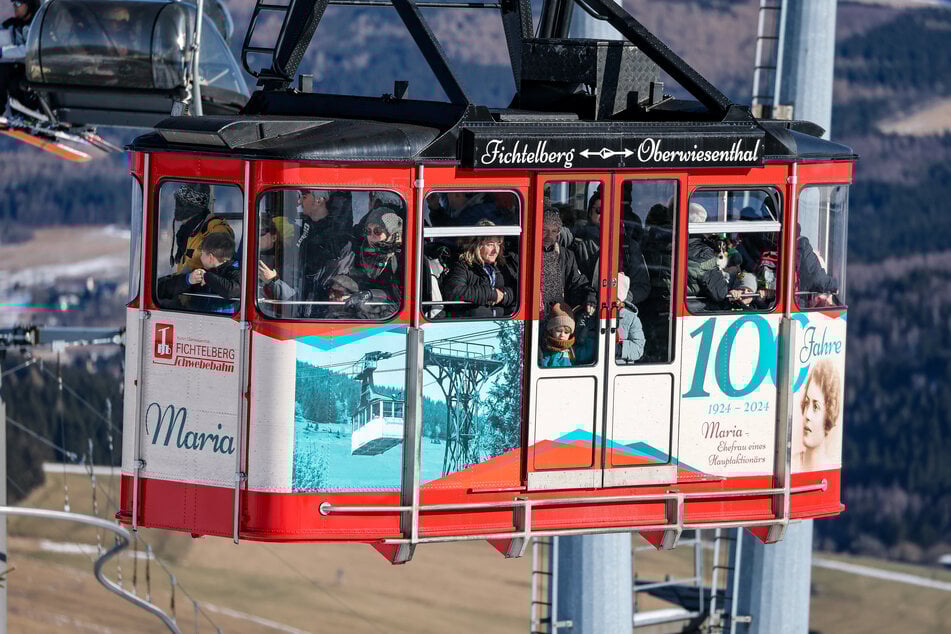 Bei der Schwebebahn Fichtelberg können ab dem 1. November Skipässe gekauft werden. (Archivbild)