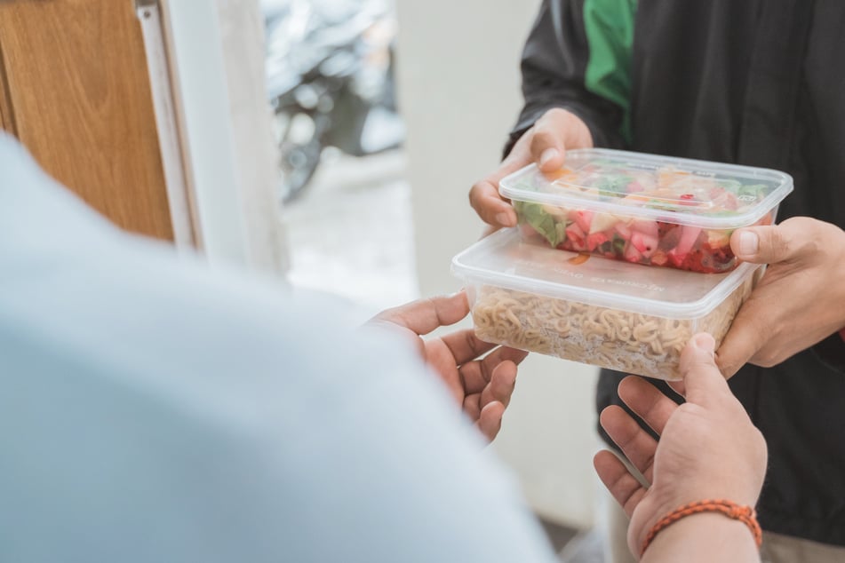 Immer, wenn Mann sich Essen liefern lässt, taucht seine Nachbarin auf: "Ich bin völlig verwirrt"