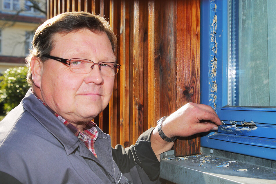 Vize-Verwalter Hartmut Schöne (58) ärgert sich über die demolierten Fenster.