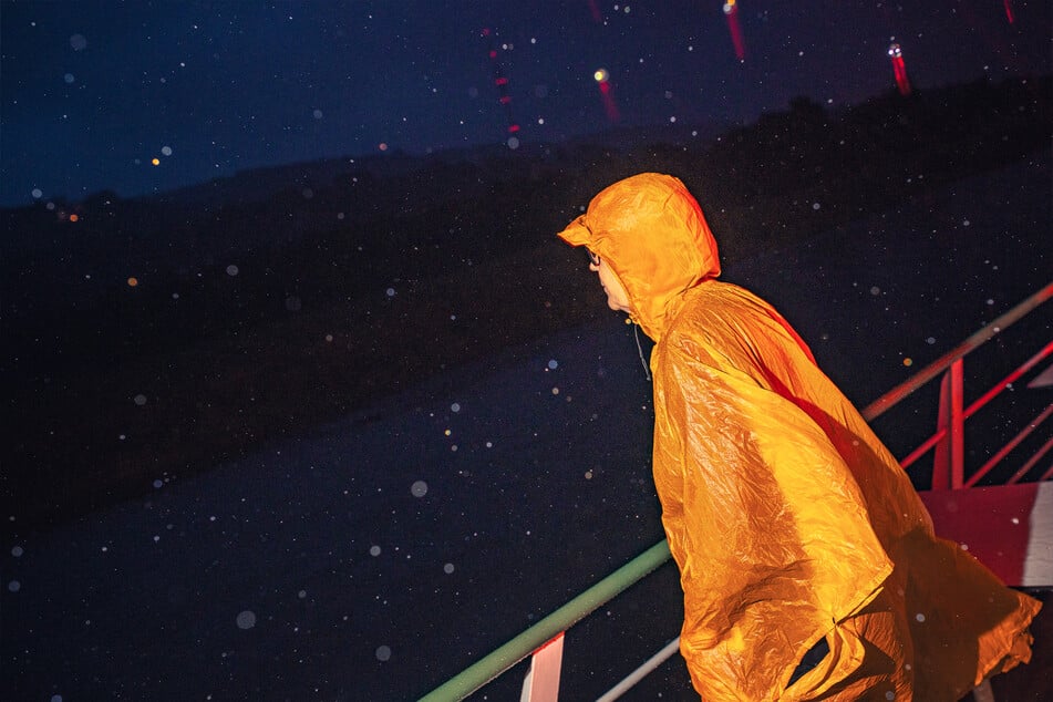 Dank Regenponcho konnte man(n) die abendliche Stimmung am Elbufer beobachten.