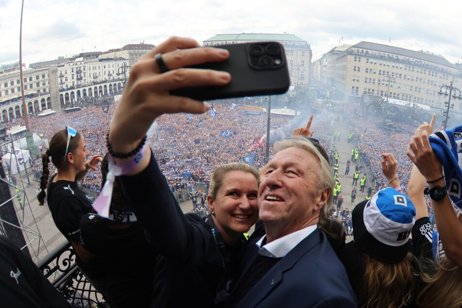 Saskia Breuer (43) mit Horst Hrubesch (75) bei der Aufstiegsfeier des Hamburger SV.
