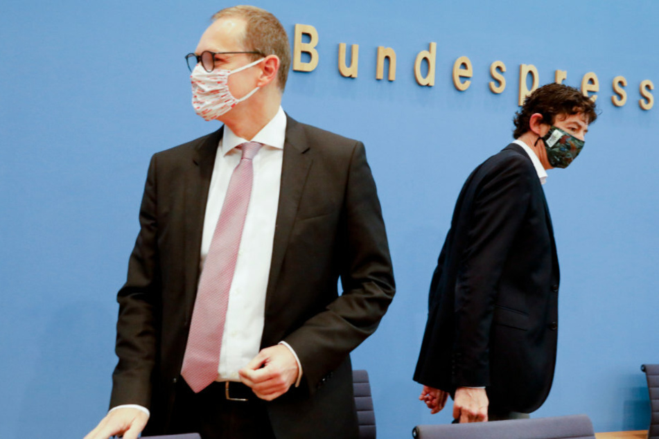 Michael Müller (55, l., SPD) und Christian Drosten (48) kommen mit Mund-Nasen-Schutz zur einer Pressekonferenz über die steigende Zahl der COVID-19-Patienten in den deutschen Großstädten.