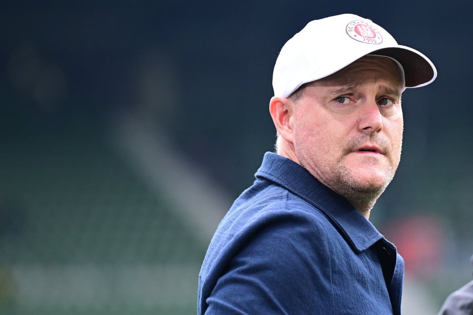 St.-Pauli-Präsident Oke Göttlich hält trotz sechs Niederlagen in Folge an Trainer Alexander Blessin fest.