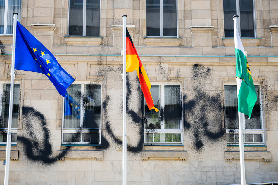 Berlin: Sächsische Landesvertretung in Berlin attackiert: Vermummte zertrümmern Scheiben