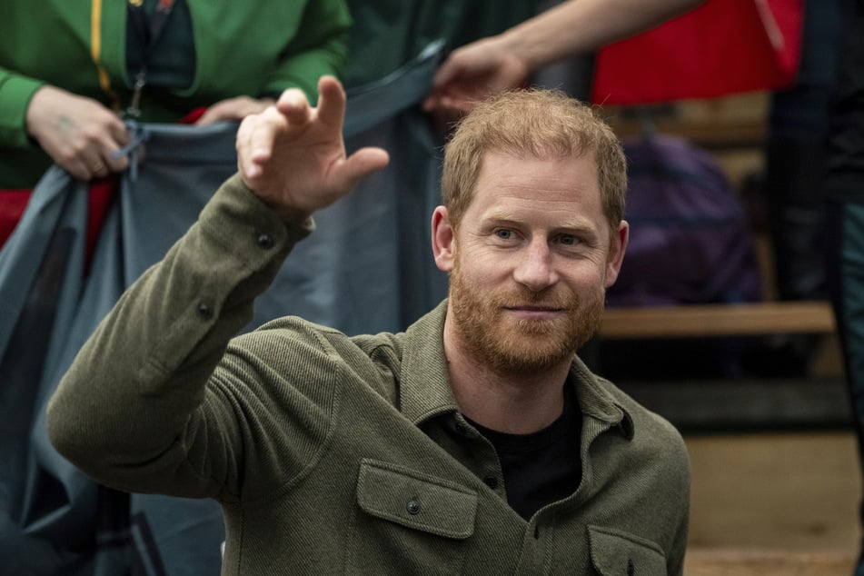 Prins Harry (40) reisde maandag naar het Verenigd Koninkrijk om verschillende goede doelen te ondersteunen.