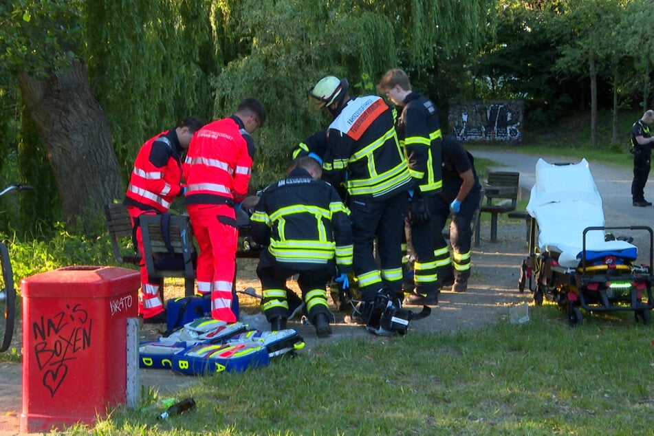 Das schwer verletzte Opfer (verdeckt) wurde vor Ort von einem extra eingeflogenen Notarzt behandelt.