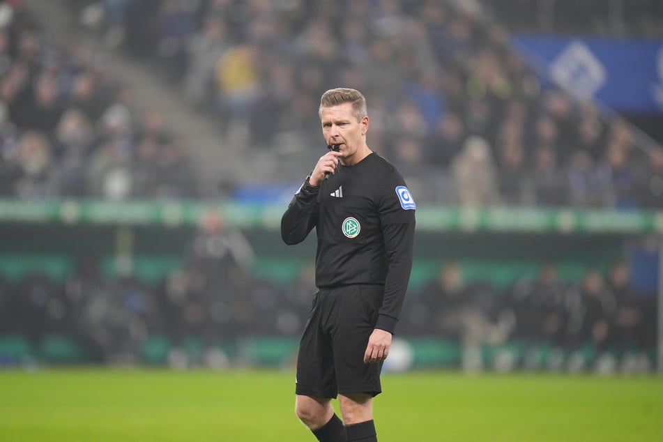 Tobias Welz leitet mit der Erfahrung aus fast 500 Profispielen das brisante Duell zwischen Schalke 04 und Dynamo Dresden.