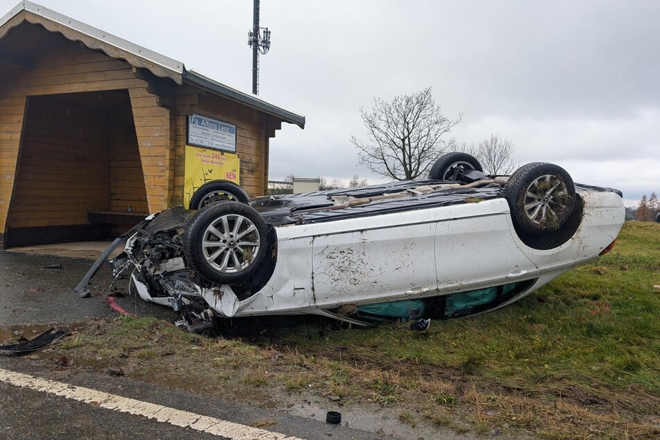 Der Mercedes-Fahrer (70) und seine Beifahrerin (67) überschlugen sich mit dem Auto und kamen an einem Wartehäuschen zum Liegen.