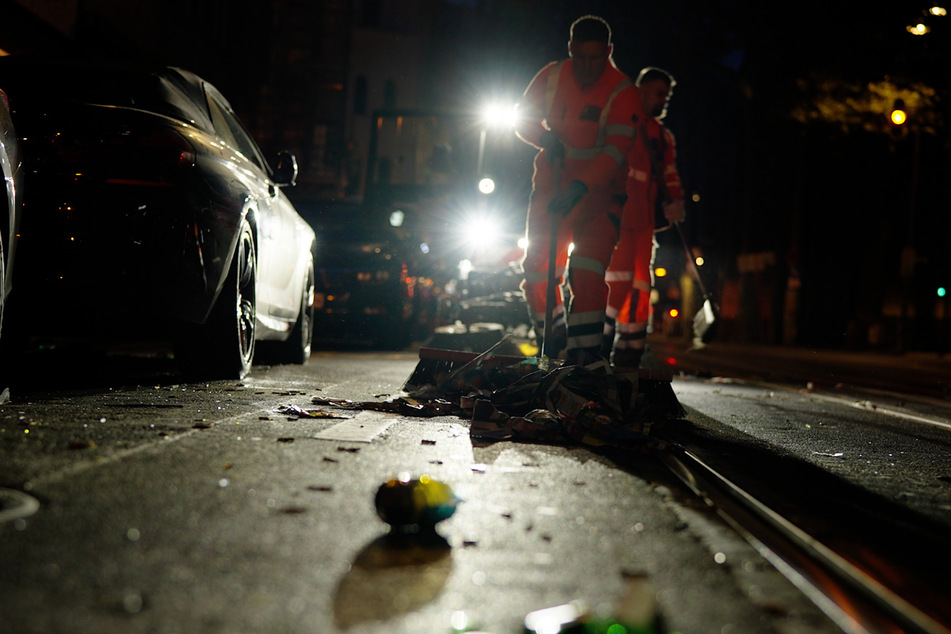 Nach der Party kommen die Aufräumarbeiten: Auf der Zülpicher Straße in Köln sammeln sich jedes Wochenende Zigtausende Kilo Müll an.