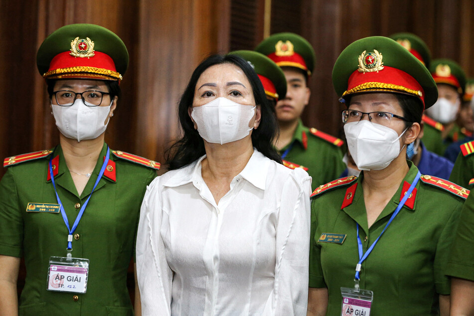 Die Anklage gegen Truong My Lan (67, Mitte) wird derzeit von einem Gericht in Ho-Chi-Minh-Stadt untersucht.
