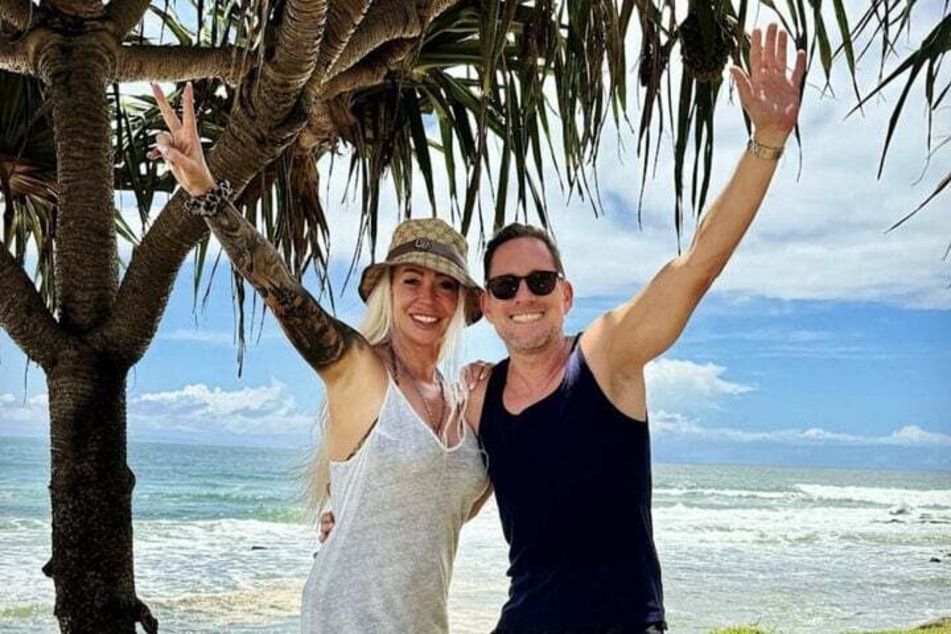 Vor dem Dschungel-Abenteuer war die Freundschaft noch intakt: Cora und ihr Begleiter Jörg Kunze (50) posieren am Strand in Down Under.