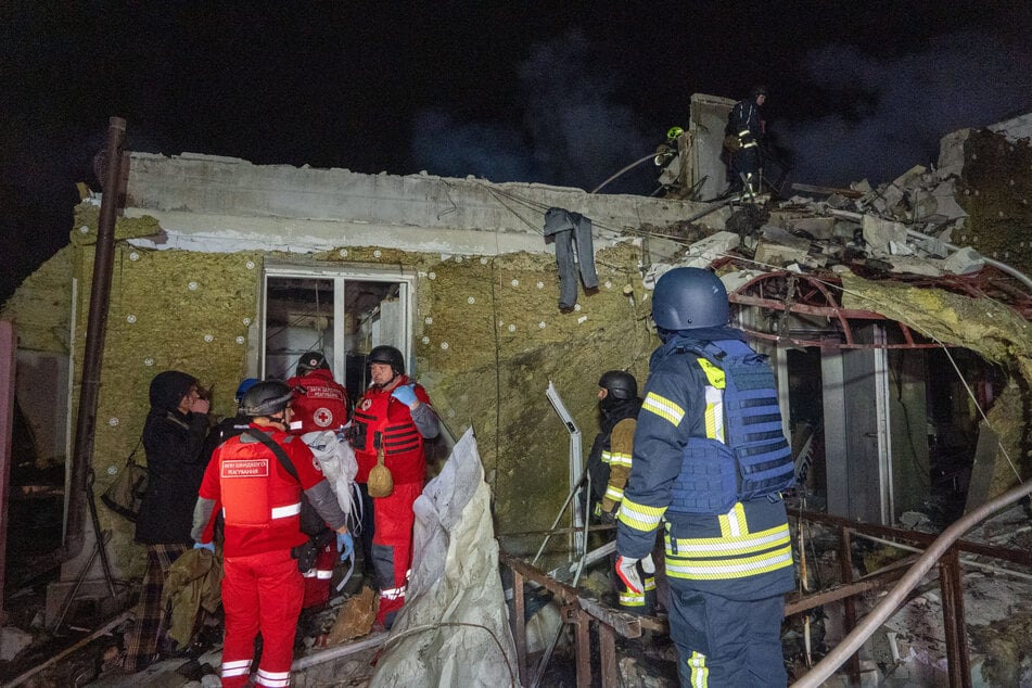 Während andernorts über mögliche Wege zu einem Frieden gesprochen wurde, herrschte in mehreren Regionen der Ukraine in der Nacht wieder Luftalarm.