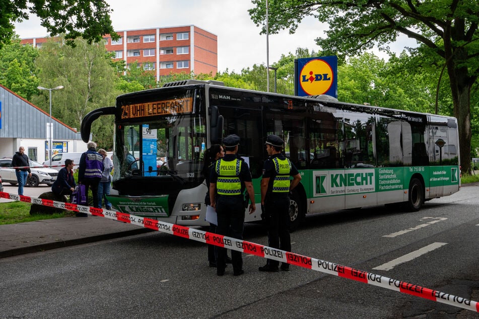 Der Bus erfasst eine Roller-Fahrerin.