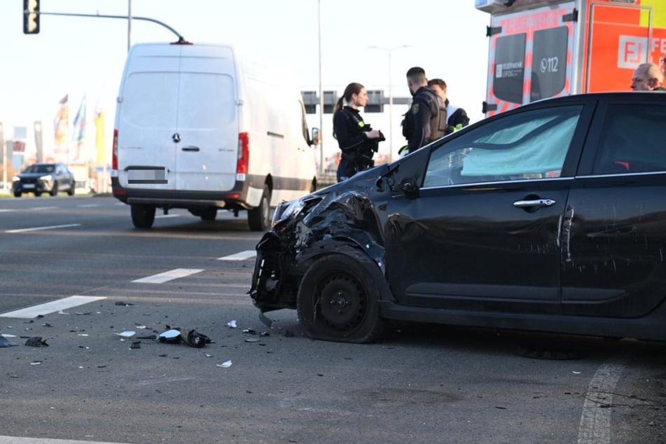 Aus bisher unbekannter Ursache kollidierte ein Kia Picanto am Mittwochmorgen auf der Maximilianallee mit einem Lieferwagen.