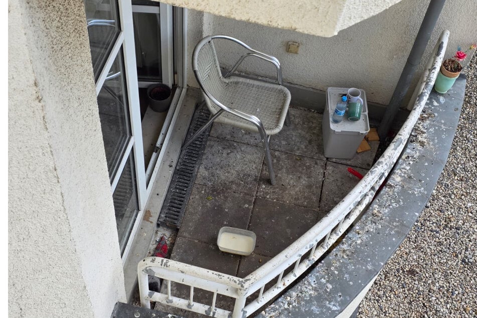 Der Balkon des mutmaßlichen Angreifers ist voller Taubenkot.