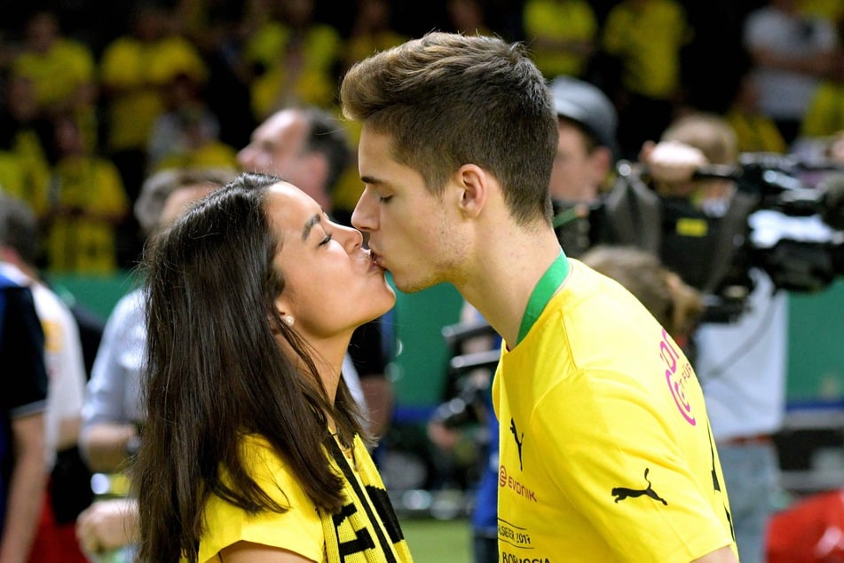 Julian Weigl (26) gab seiner Sarah (24) am Wochenende das Ja-Wort. Hier sind beide zu seiner Dortmunder Zeit zu sehen.