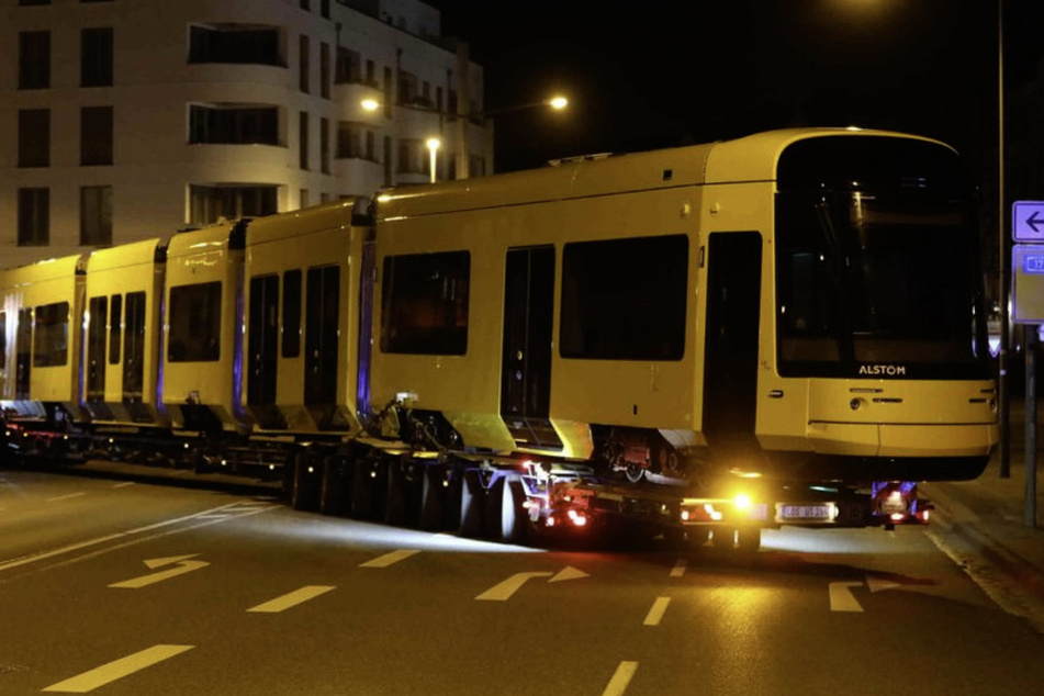 Auf Transportern wurden die ersten der 30 neuen Stadtbahnwagen nach Dresden gebracht. Sie sind bis zu 45 Meter lang und 53 Tonnen schwer.