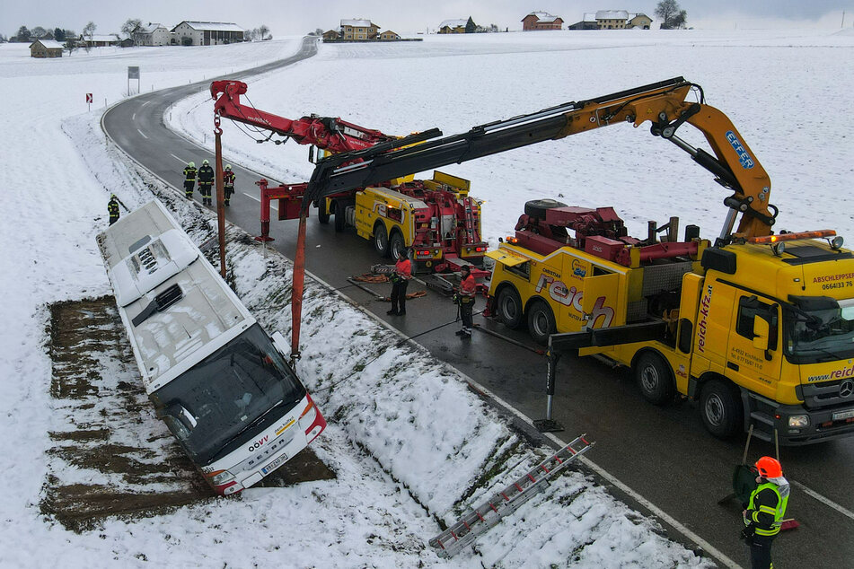 Der Linienbus wurde von den Kränen wieder aufgestellt.