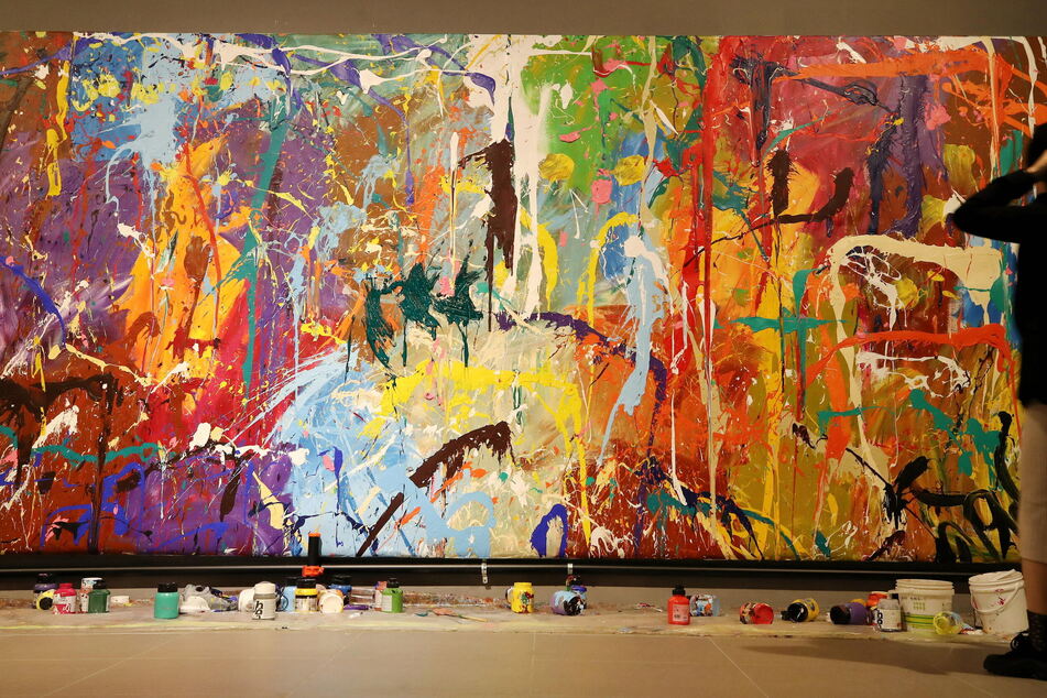 Das Wandgemälde des amerikanischen Künstlers John Andrew Perello (JonOne), das bei einer Ausstellung von einem Paar versehentlich mit grüner Farbe bekleckst wurde, weil es das Kunstwerk für Mitmachkunst gehalten hatte.