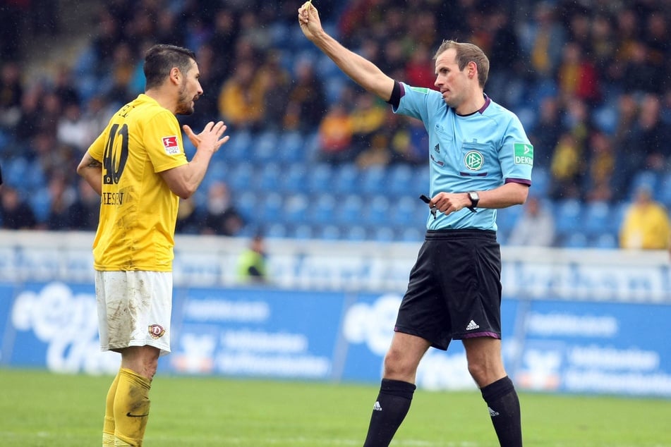 Ex-Dynamo-Kapitän Cristian Fiel (44, l.) sieht bei der 1:3-Niederlage beim FSV Frankfurt am 27. April 2013 von Sascha Stegemann (39, r.) die Gelbe Karte.