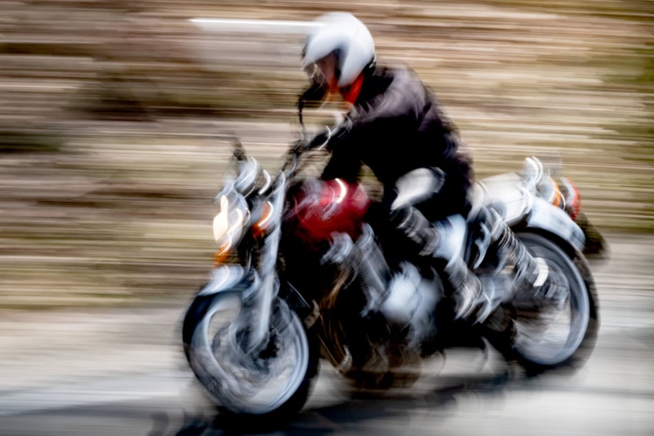 Die Frau kehrte mit ihrer Maschine von einer Motorradausfahrt zurück. (Symbolbild)