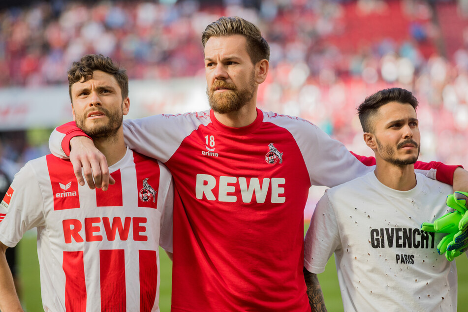 Thomas Kessler umrahmt von Jonas Hector (l) und dem ehemaligen Teamkollegen Leonardo Bittencourt (Archivbild).