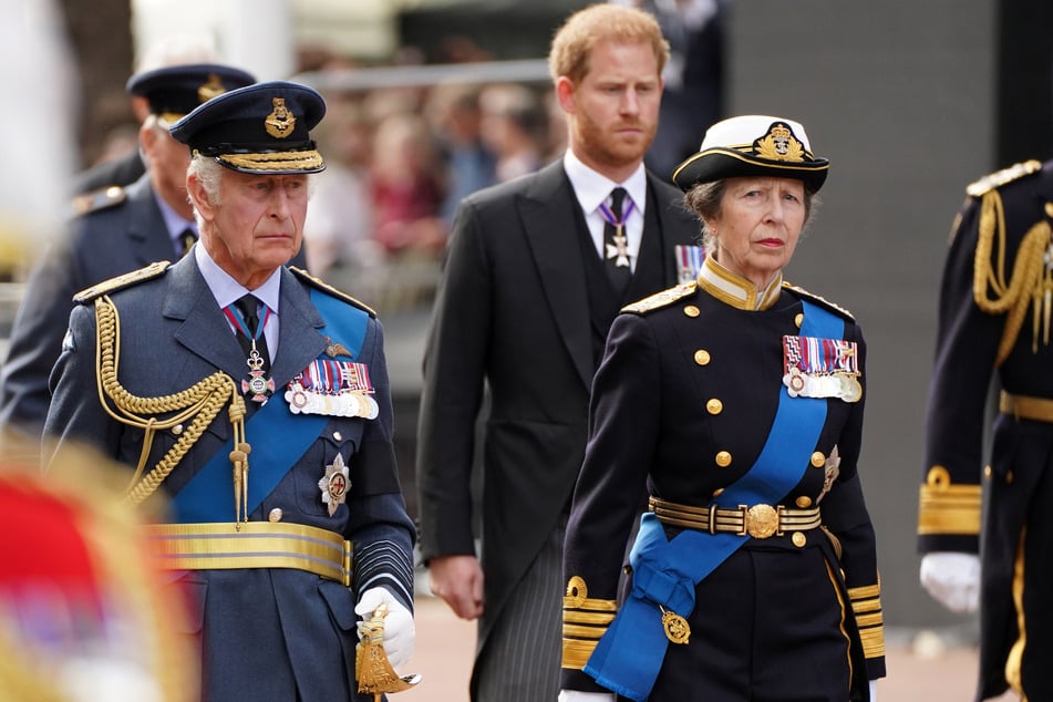 Lediglich Prinzessin Anne (73, vorne rechts), die Tochter der Queen, soll in ihrem letzten Moment am 8. September 2022 bei ihr gewesen sein.