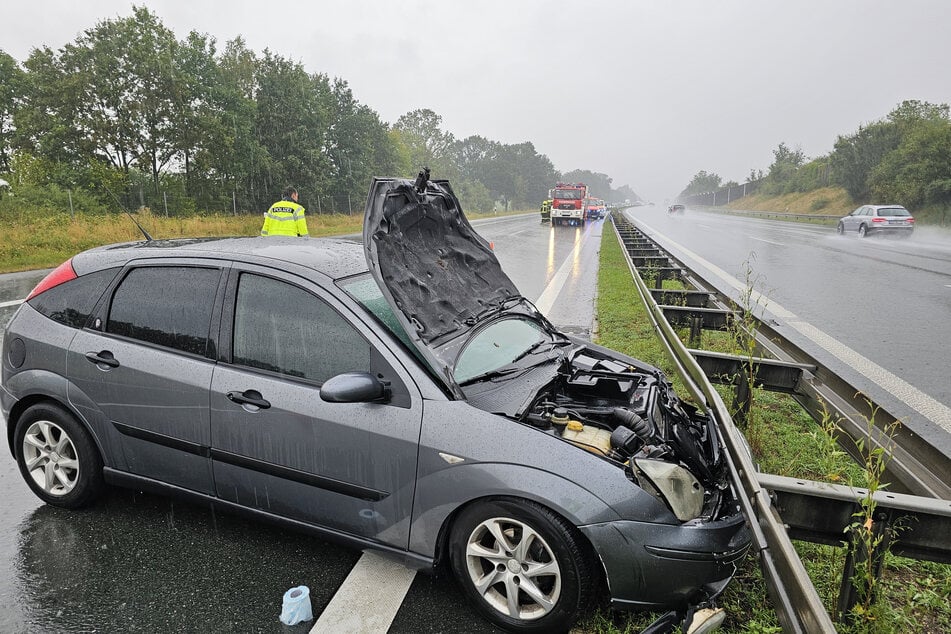 Infolge eines Ausweichmanövers kollidierte ein Ford auf der A72 bei Neuensalz mit der Mittelleitplanke.