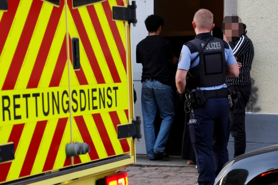 Bei der Auseinandersetzung wurden drei Personen verletzt.