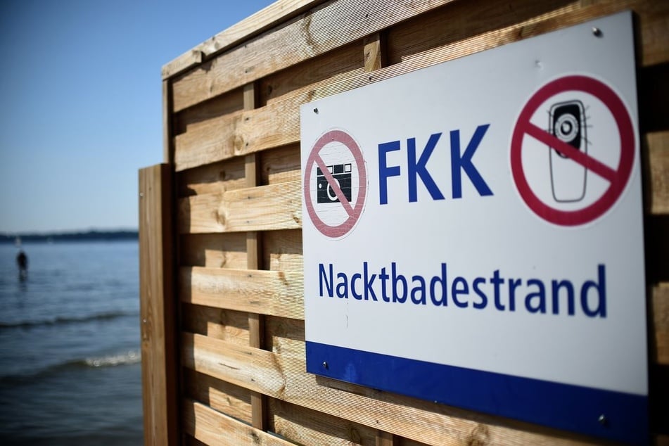 Bei der Ausstellung werden verschiedene Einstellungen und Moralvorstellungen beleuchtet - dazu gehört auch Nacktbaden und FKK. (Symbolbild)