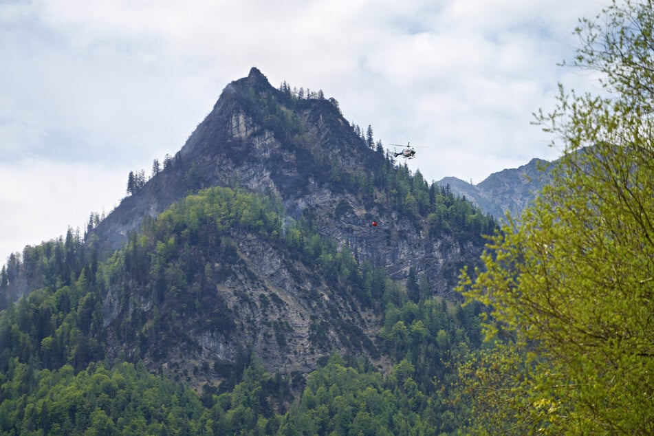 Der Waldbrand am Saurüsselkopf in den Chiemgauer Alpen war gerade unter Kontrolle, da steigt die Gefahr eines neuen Feuers.
