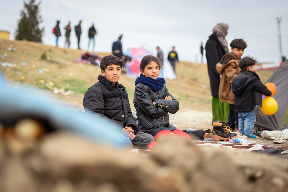 Syrische Flüchtlingskinder sind in der türkischen Grenzstadt Edirne am Fluss "Tunca Nehri" in der Nähe des Grenzübergangs Pazarkule-Kastanies.