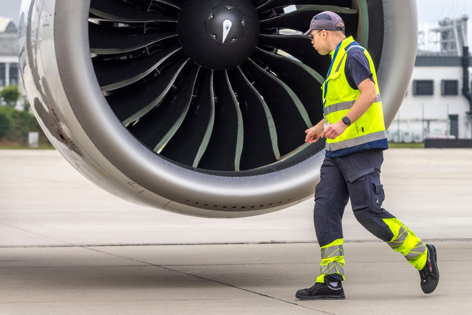 Lieber einmal zu viel als einmal zu wenig: Nachdem schon der Kapitän das Triebwerk gecheckt hat, kontrolliert es der Ramp Agent kurz vorm Abflug ein weiteres Mal.
